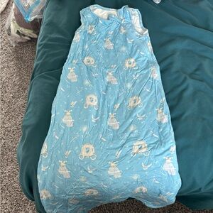 Little crowns and capes